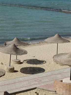 شاليه فيلا فندقي سياحي علي البحر مباشرة بحديقة خاصة
